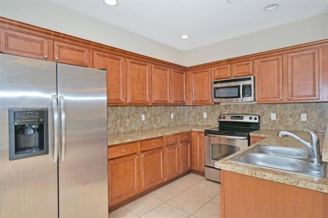 1048 NE 208th St, Miami, FL 33179