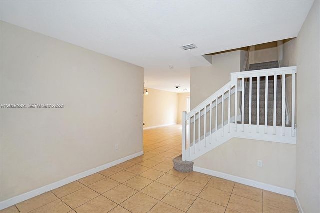 1048 NE 208th St, Miami, FL 33179