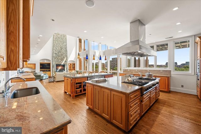 1701 S ARLINGTON RIDGE RD, Arlington, VA 22202