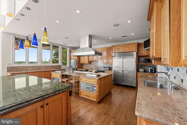 1701 S ARLINGTON RIDGE RD, Arlington, VA 22202