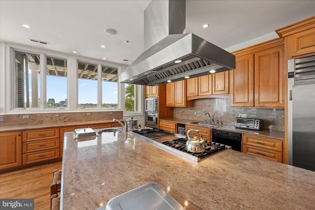 1701 S ARLINGTON RIDGE RD, Arlington, VA 22202