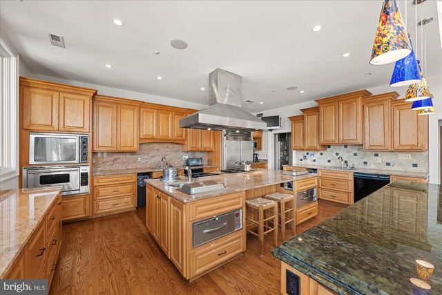 1701 S ARLINGTON RIDGE RD, Arlington, VA 22202