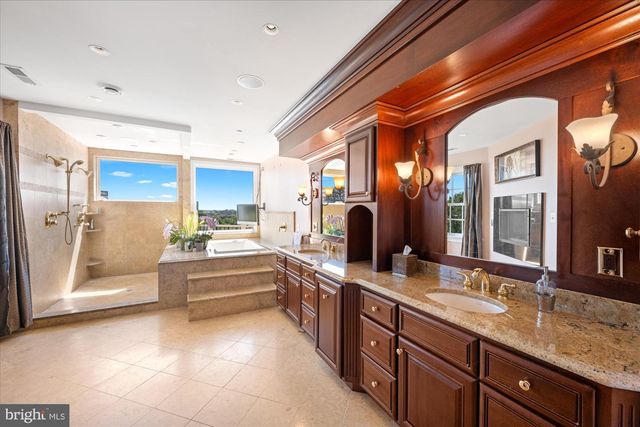 1701 S ARLINGTON RIDGE RD, Arlington, VA 22202