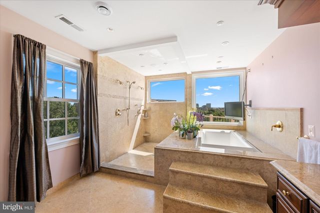 1701 S ARLINGTON RIDGE RD, Arlington, VA 22202