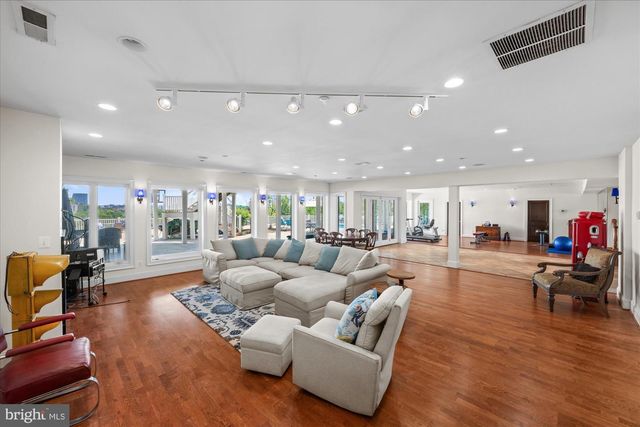 1701 S ARLINGTON RIDGE RD, Arlington, VA 22202