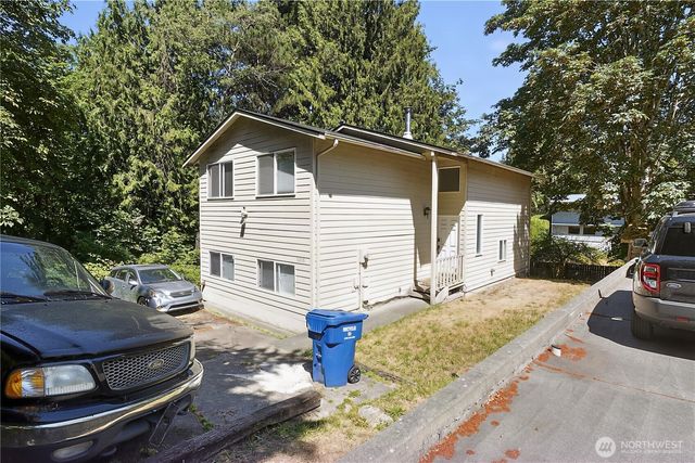 10616 Roosevelt Way NE, Seattle, WA 98125