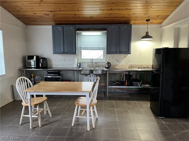 760 Happy Valley Road, Parkersburg, WV 26104