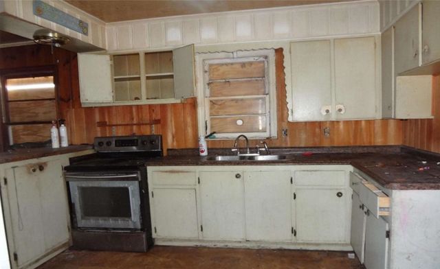 12 E Sassafras St., Andrews, SC 29510