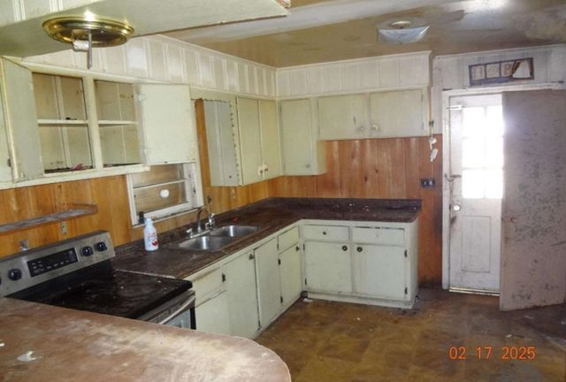 12 E Sassafras St., Andrews, SC 29510