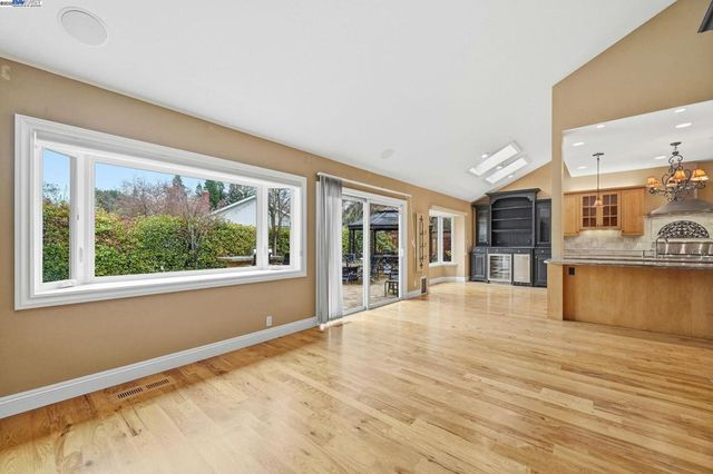 66 Oakridge Ct, Danville, CA 94526