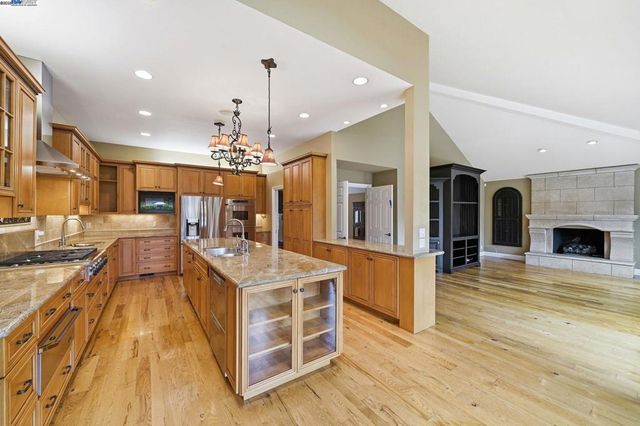 66 Oakridge Ct, Danville, CA 94526