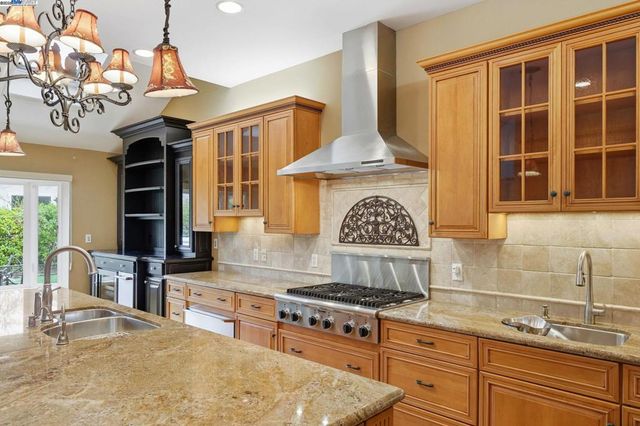 66 Oakridge Ct, Danville, CA 94526