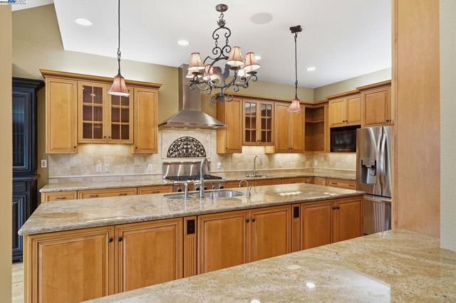 66 Oakridge Ct, Danville, CA 94526