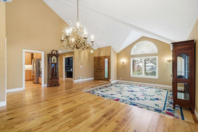 66 Oakridge Ct, Danville, CA 94526