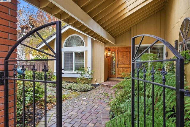 66 Oakridge Ct, Danville, CA 94526