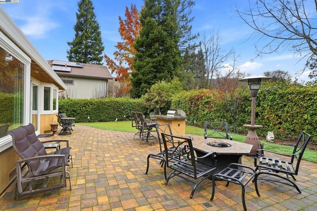 66 Oakridge Ct, Danville, CA 94526