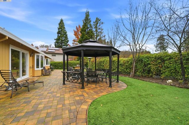 66 Oakridge Ct, Danville, CA 94526