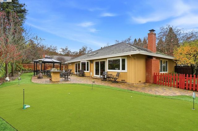 66 Oakridge Ct, Danville, CA 94526