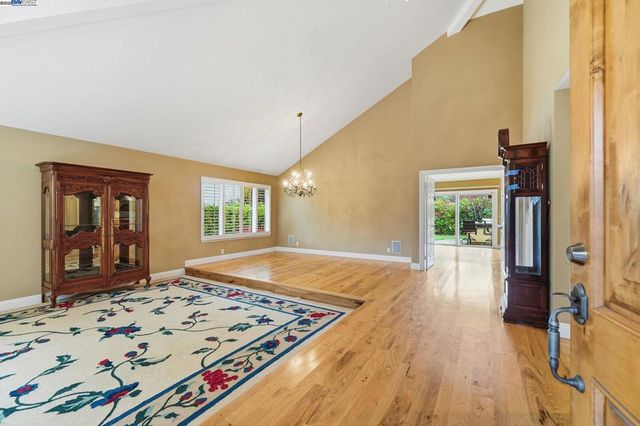 66 Oakridge Ct, Danville, CA 94526