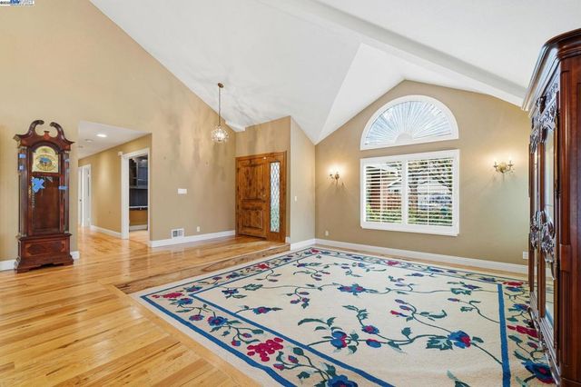 66 Oakridge Ct, Danville, CA 94526