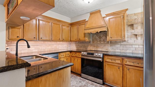 655 Davis Road, League City, TX 77573