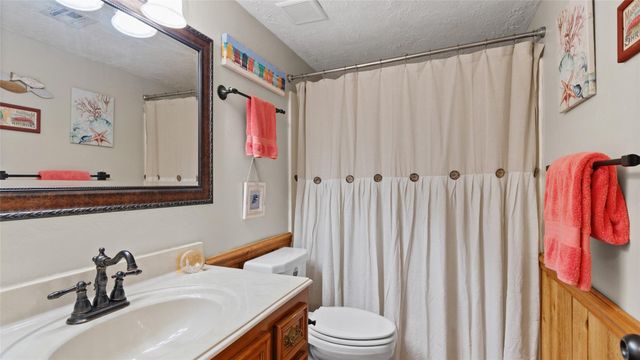 655 Davis Road, League City, TX 77573