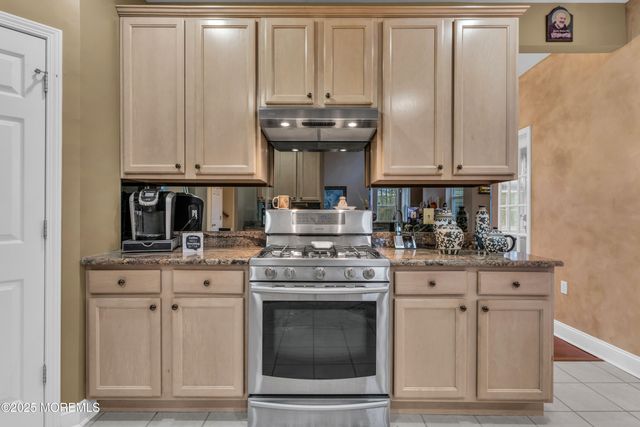 27 Stonehenge Court, Jackson, NJ 08527