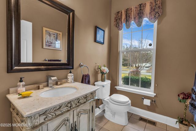 27 Stonehenge Court, Jackson, NJ 08527