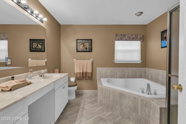 27 Stonehenge Court, Jackson, NJ 08527