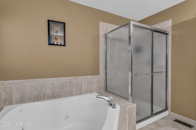 27 Stonehenge Court, Jackson, NJ 08527