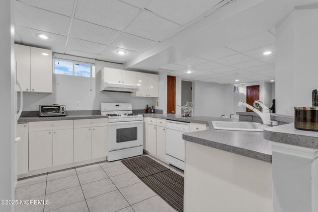 27 Stonehenge Court, Jackson, NJ 08527