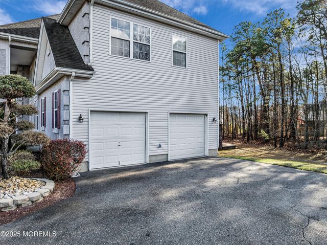 27 Stonehenge Court, Jackson, NJ 08527