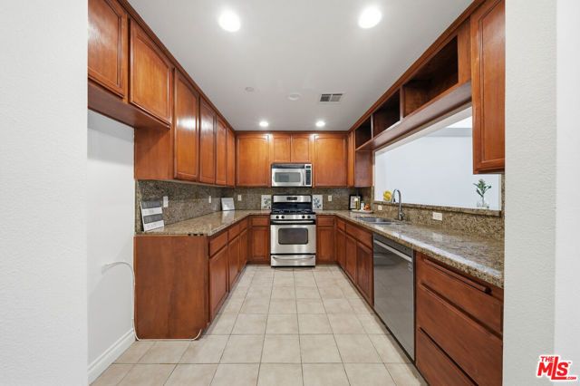 956 S Wilton Place 203, Los Angeles, CA 90019