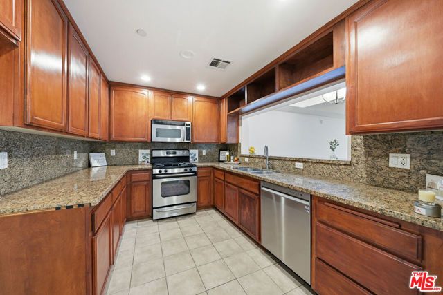 956 S Wilton Place 203, Los Angeles, CA 90019