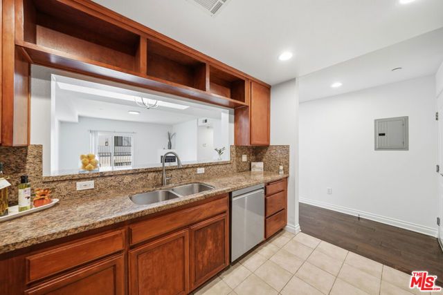 956 S Wilton Place 203, Los Angeles, CA 90019