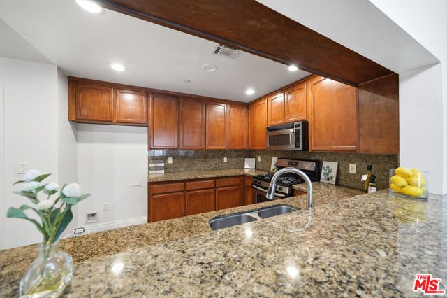 956 S Wilton Place 203, Los Angeles, CA 90019