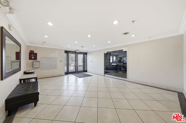 956 S Wilton Place 203, Los Angeles, CA 90019