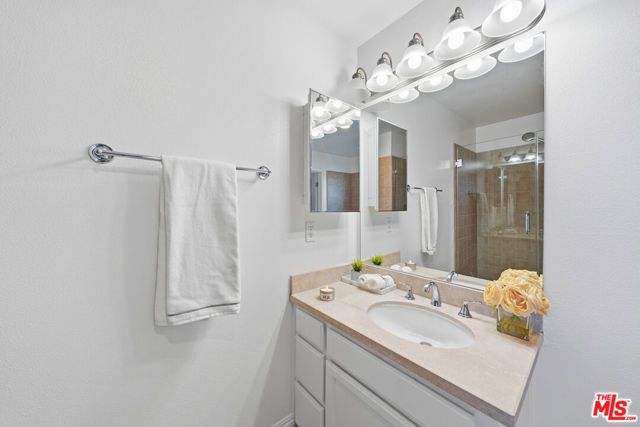 956 S Wilton Place 203, Los Angeles, CA 90019