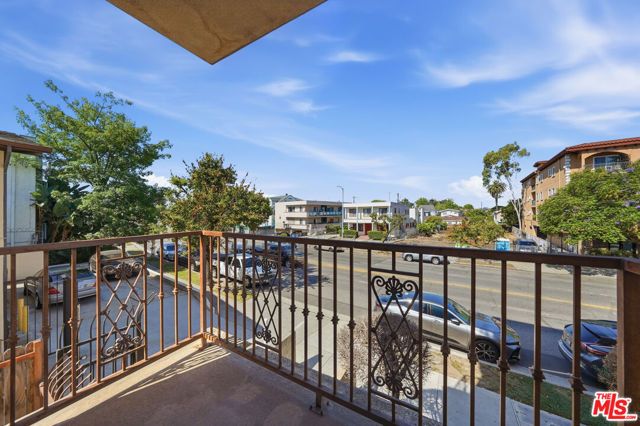 956 S Wilton Place 203, Los Angeles, CA 90019