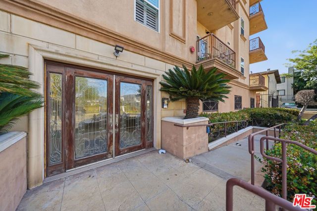 956 S Wilton Place 203, Los Angeles, CA 90019