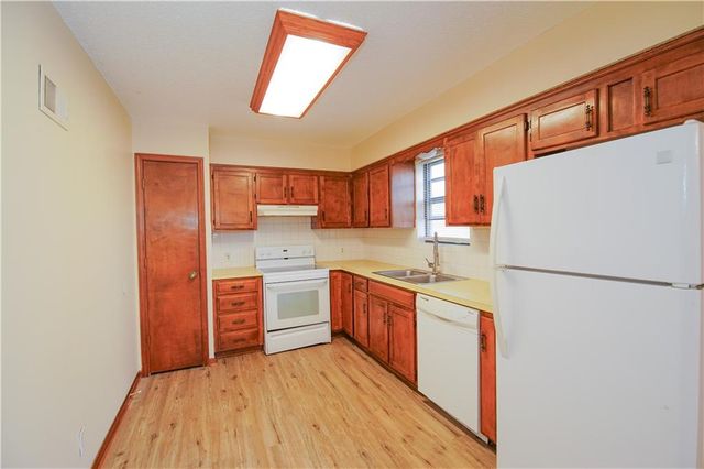 1322 W 24th Street S, Independence, MO 64052