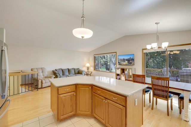 1980 Timber Wolf Trail N, Eagan, MN 55122