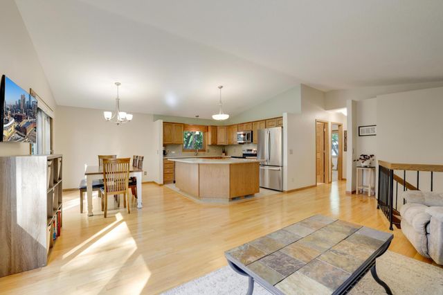 1980 Timber Wolf Trail N, Eagan, MN 55122