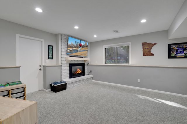 1980 Timber Wolf Trail N, Eagan, MN 55122