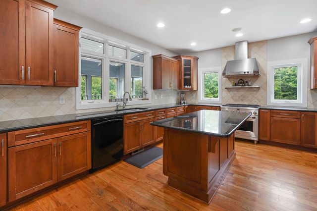 1325 Nicholas LN, Moneta, VA 24121