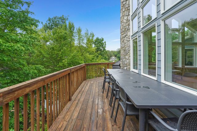 1325 Nicholas LN, Moneta, VA 24121