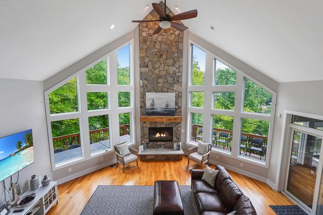 1325 Nicholas LN, Moneta, VA 24121