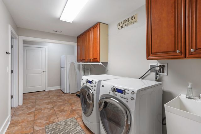1325 Nicholas LN, Moneta, VA 24121
