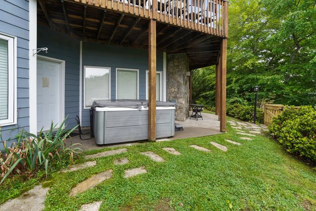 1325 Nicholas LN, Moneta, VA 24121