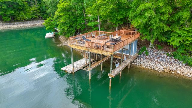 1325 Nicholas LN, Moneta, VA 24121